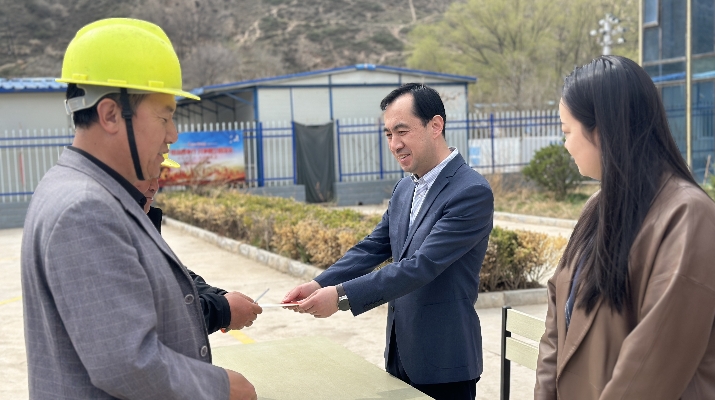 向農民工發放資料圖片_副本.jpg